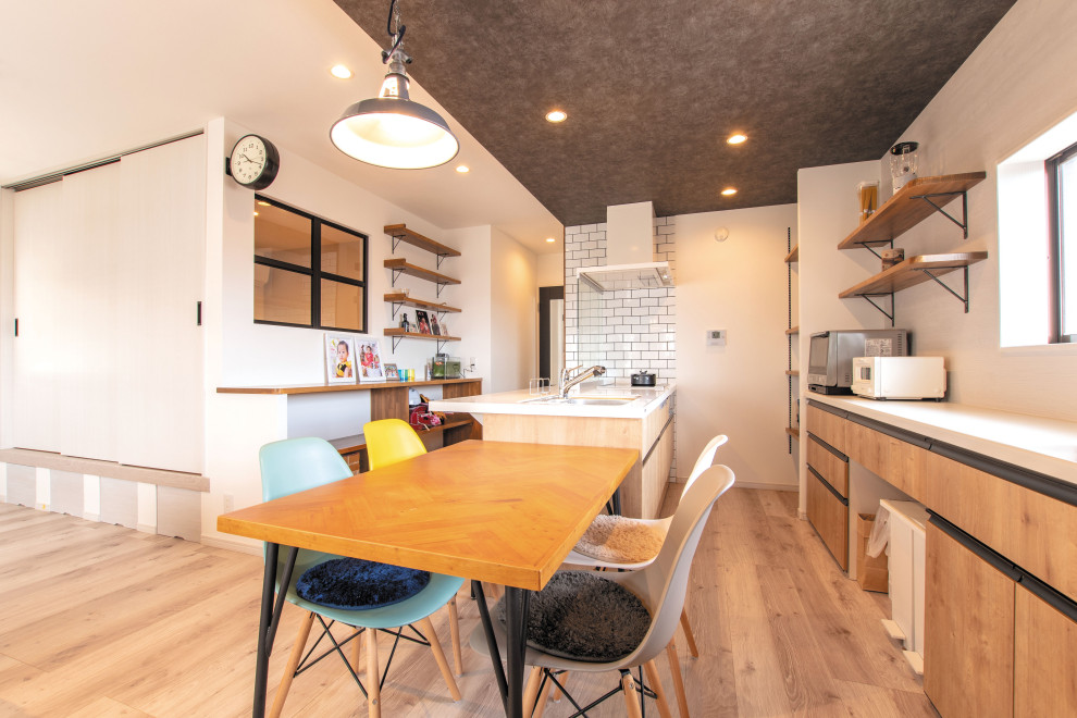 Foto på ett eklektiskt linjärt kök med öppen planlösning, med en enkel diskho, släta luckor, skåp i mellenmörkt trä, bänkskiva i koppar, glaspanel som stänkskydd, plywoodgolv, en halv köksö och brunt golv