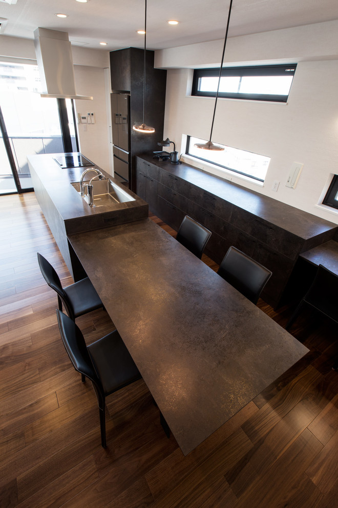 Ejemplo de comedor minimalista abierto con suelo de madera en tonos medios y suelo marrón