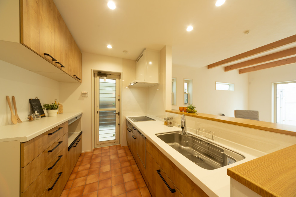 Idée de décoration pour une cuisine ouverte linéaire champêtre en bois brun avec un plan de travail en surface solide, une crédence marron, un sol en vinyl, un sol orange, un plan de travail blanc et un plafond en papier peint.