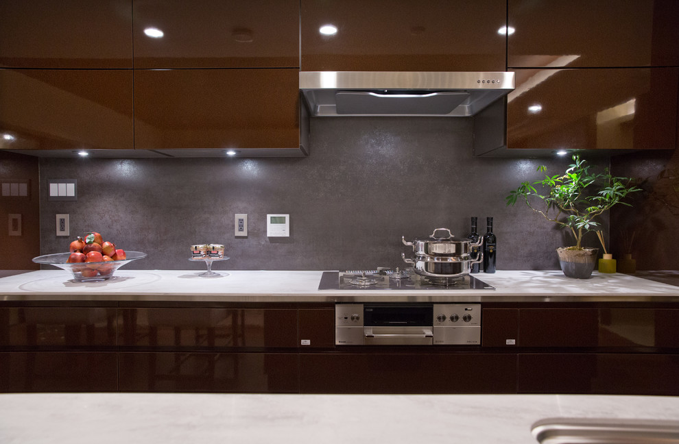 Cette photo montre une très grande cuisine moderne avec une crédence grise et une crédence en céramique.
