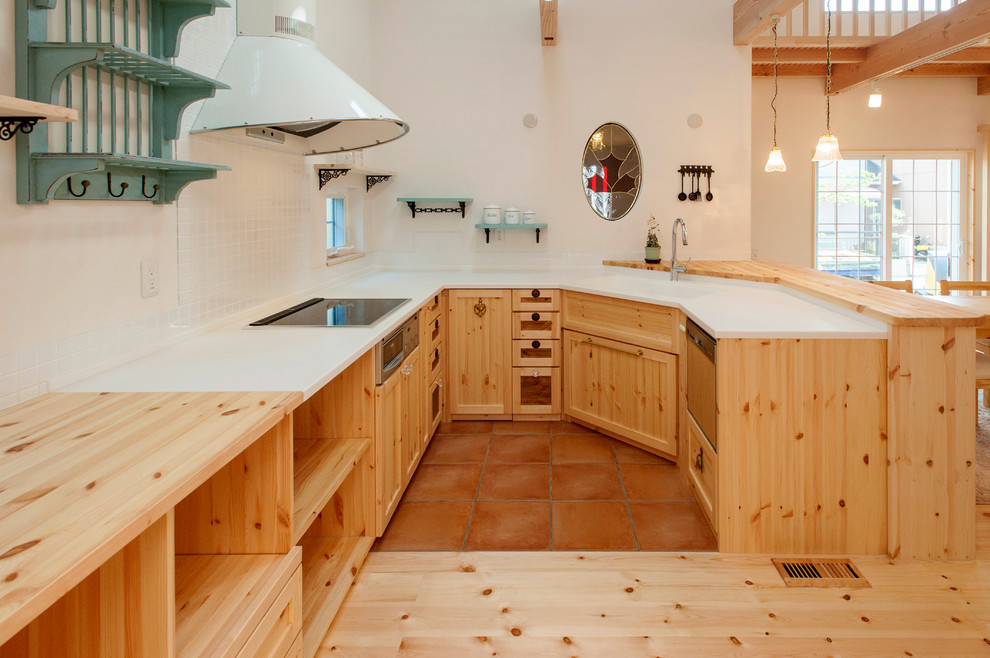 Immagine di una cucina a L country con lavello integrato, ante con riquadro incassato, ante in legno scuro e pavimento in legno massello medio