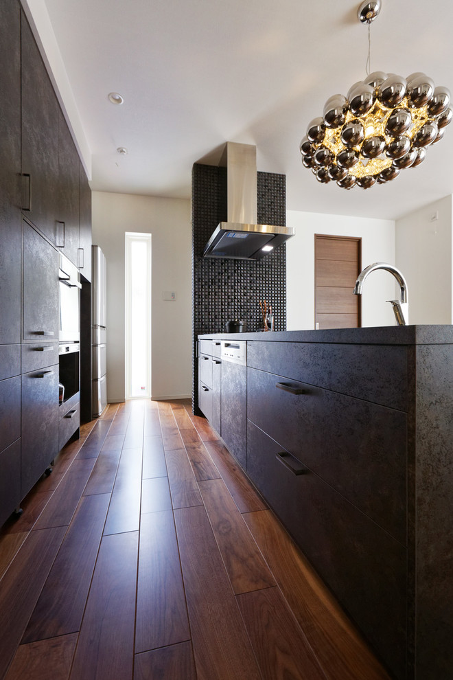 モダンスタイルのおしゃれなキッチン (アンダーカウンターシンク、インセット扉のキャビネット、黒いキャビネット、シルバーの調理設備) の写真
