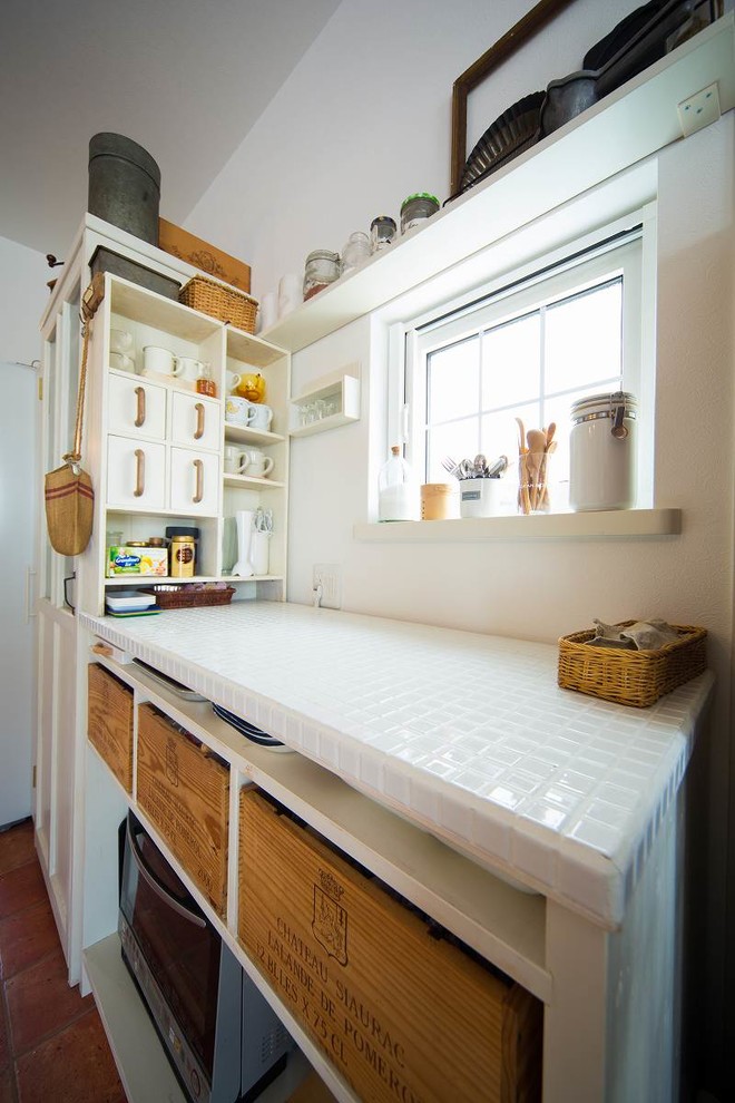 他の地域にある小さな北欧スタイルのおしゃれなII型キッチン (オープンシェルフ、白いキャビネット、タイルカウンター) の写真