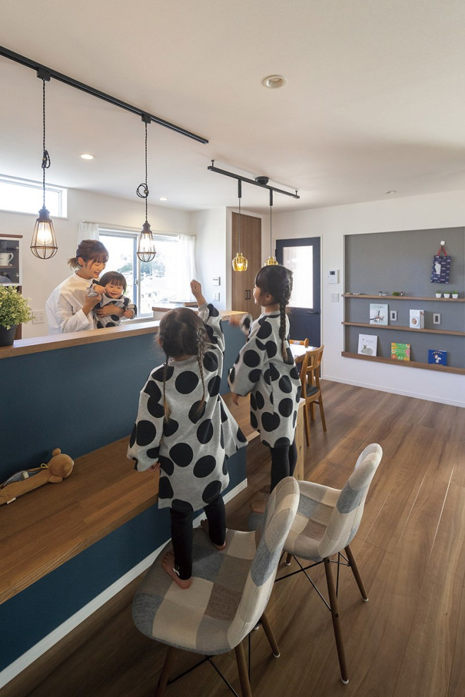 Exemple d'une cuisine ouverte linéaire industrielle avec un évier 1 bac, une crédence marron, une crédence en bois, un sol en bois brun, un sol marron, un plan de travail bleu et un plafond en papier peint.