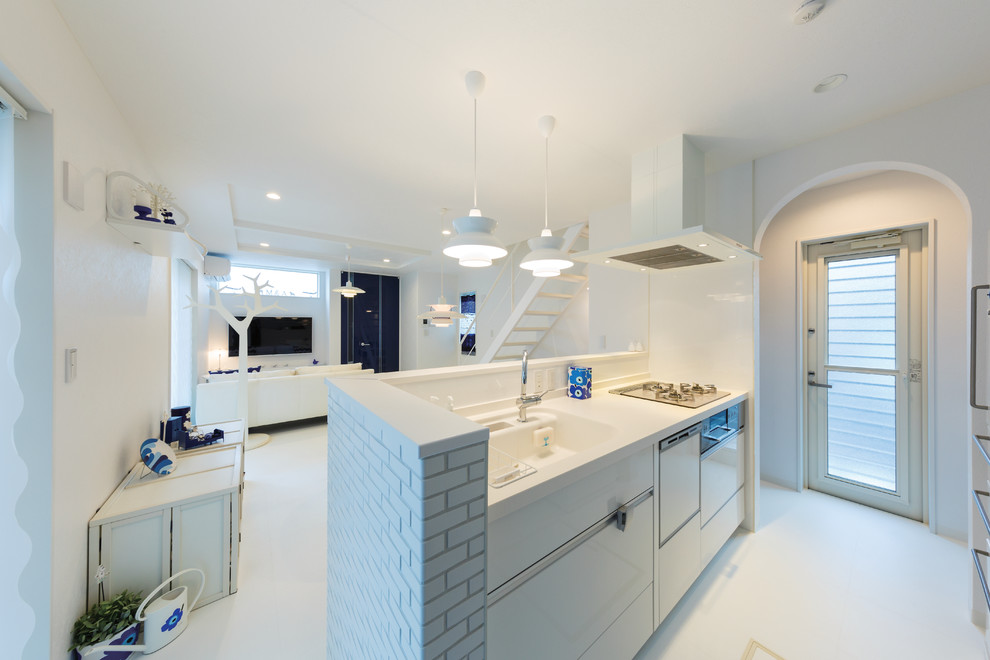 Idéer för mellanstora skandinaviska linjära vitt kök med öppen planlösning, med en integrerad diskho, släta luckor, vita skåp, bänkskiva i koppar, stänkskydd med metallisk yta, stänkskydd i keramik, vita vitvaror, en halv köksö och vitt golv