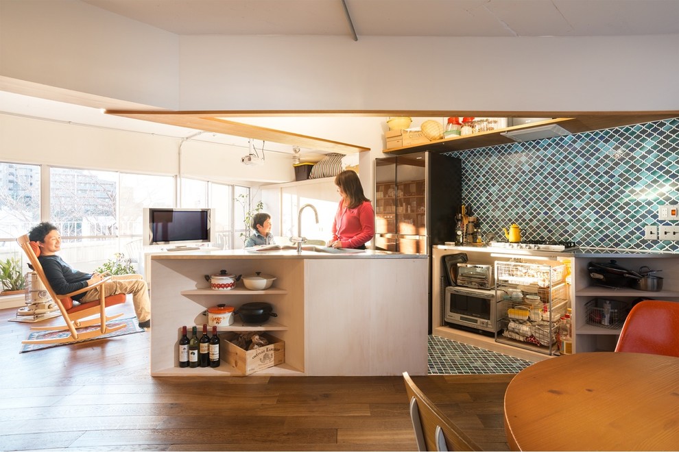 他の地域にあるアジアンスタイルのおしゃれなキッチン (シングルシンク、オープンシェルフ、ステンレスカウンター、無垢フローリング、茶色い床) の写真