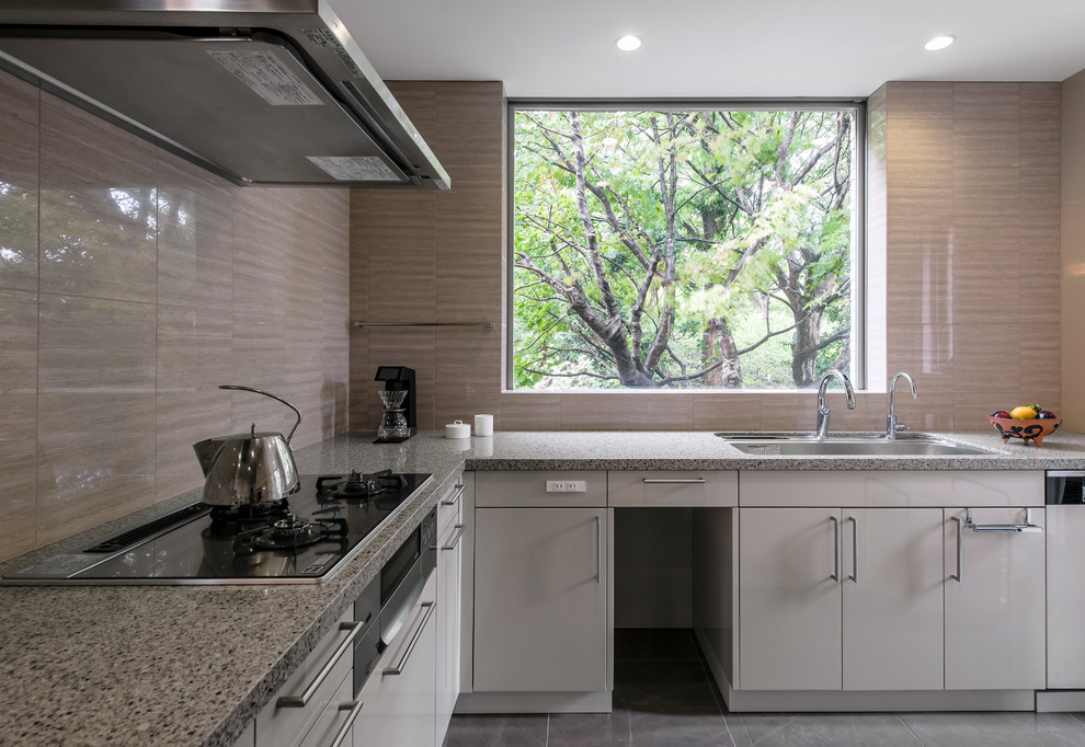 Свежая идея для дизайна: угловая кухня в современном стиле с накладной мойкой, плоскими фасадами и серыми фасадами - отличное фото интерьера
