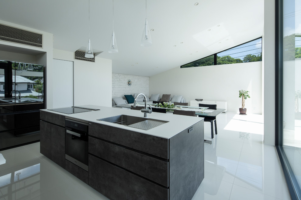 Aménagement d'une cuisine moderne de taille moyenne avec un sol en carrelage de porcelaine et un sol blanc.