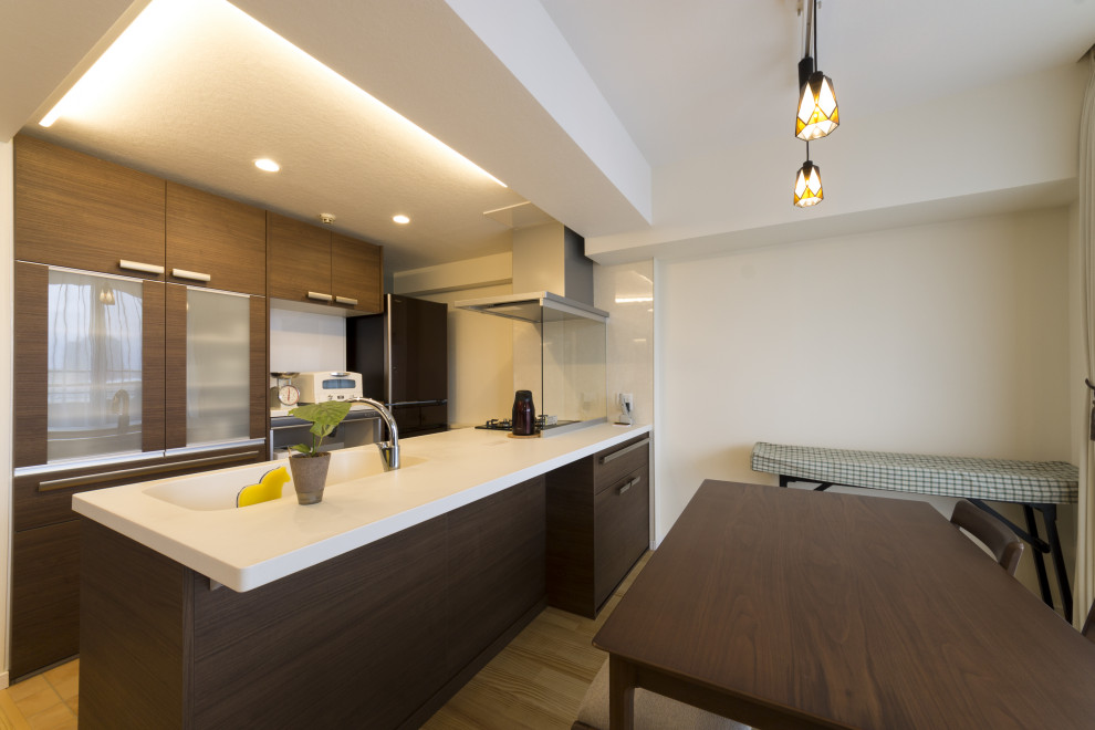 Inspiration för ett mellanstort minimalistiskt kök med öppen planlösning, med mellanmörkt trägolv och brunt golv