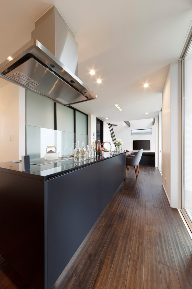 Immagine di una cucina design con parquet scuro, pavimento marrone e soffitto in carta da parati