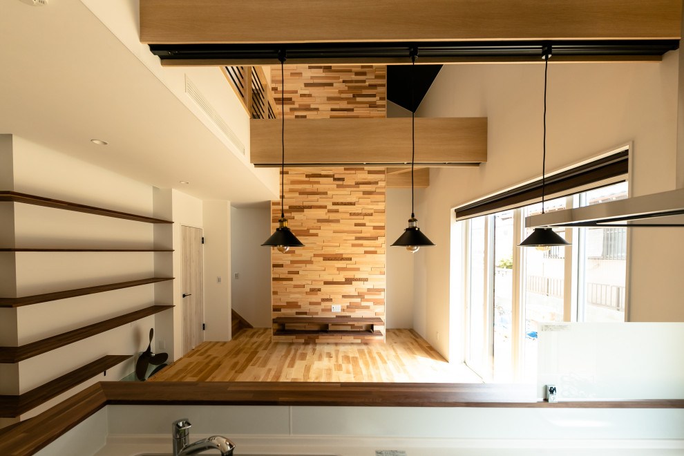 Foto på ett funkis linjärt kök med öppen planlösning, med en halv köksö