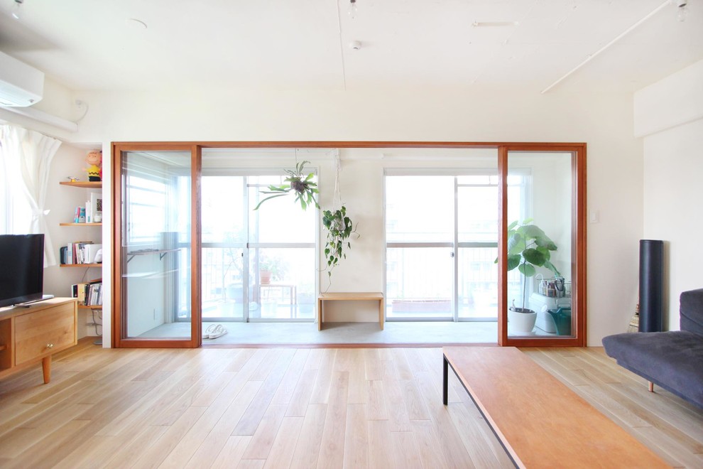 東京23区にあるカントリー風のおしゃれなサンルーム (淡色無垢フローリング、標準型天井、茶色い床) の写真