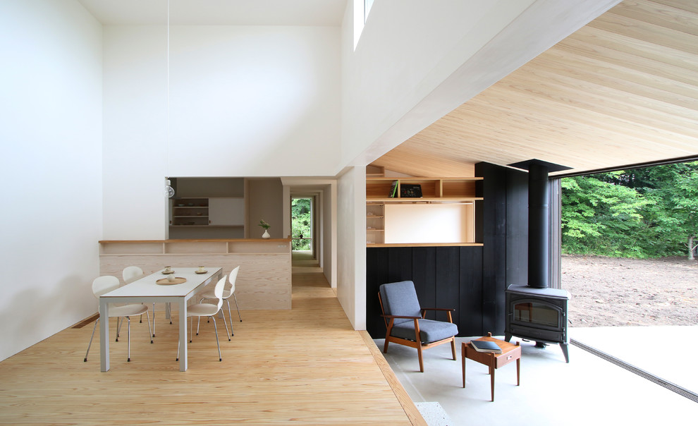 Diseño de galería moderna de tamaño medio con chimenea de esquina, suelo de cemento, marco de chimenea de hormigón, techo estándar y suelo gris