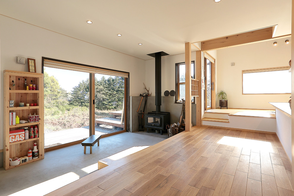Стильный дизайн: гостиная комната в восточном стиле с бетонным полом и серым полом - последний тренд
