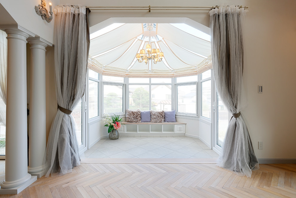 Inspiration pour une véranda style shabby chic avec un plafond standard et un sol beige.