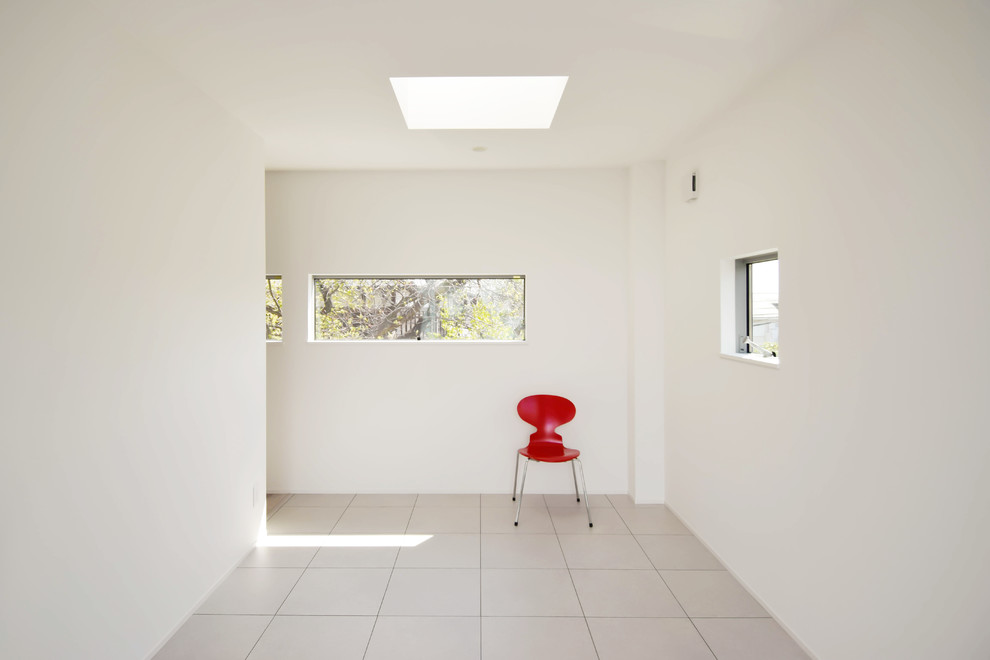 Foto de galería contemporánea grande sin chimenea con techo con claraboya y suelo blanco