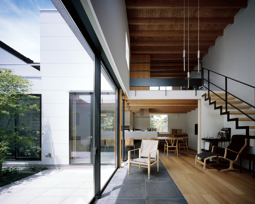 Immagine di una veranda minimalista di medie dimensioni con pavimento in compensato