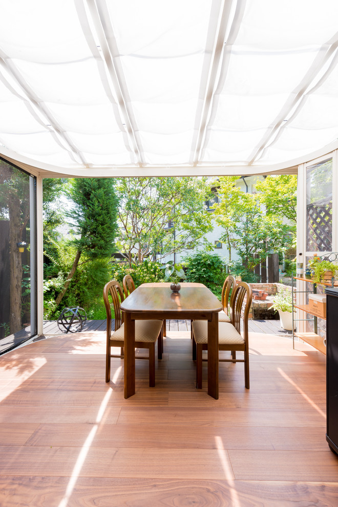 Ispirazione per una veranda minimalista con parquet scuro, nessun camino, soffitto classico e pavimento marrone