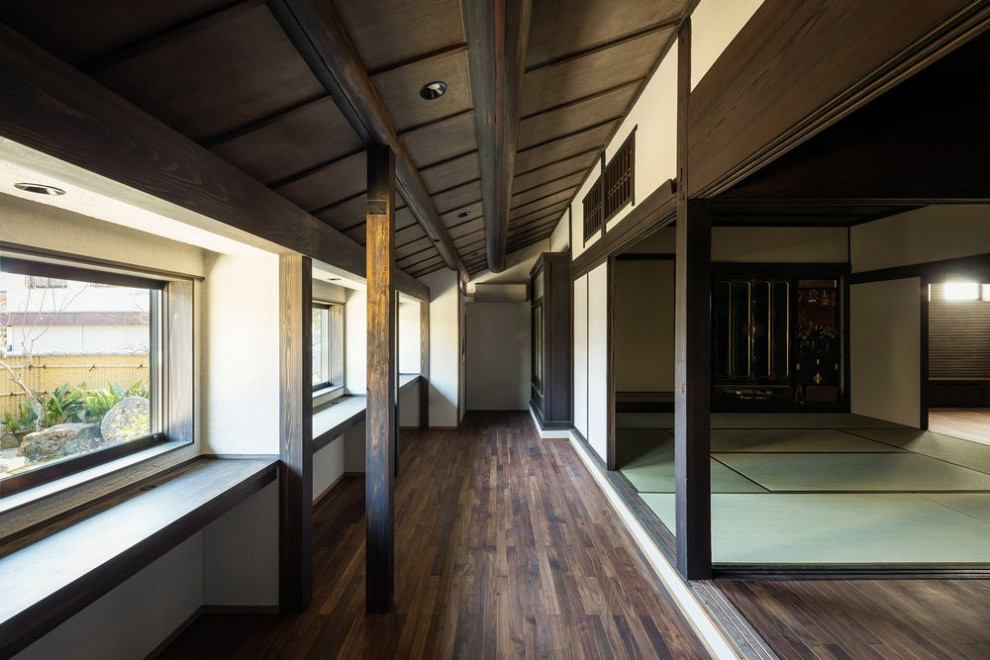 大阪にある高級な広いトラディショナルスタイルのおしゃれなサンルーム (濃色無垢フローリング、茶色い床) の写真