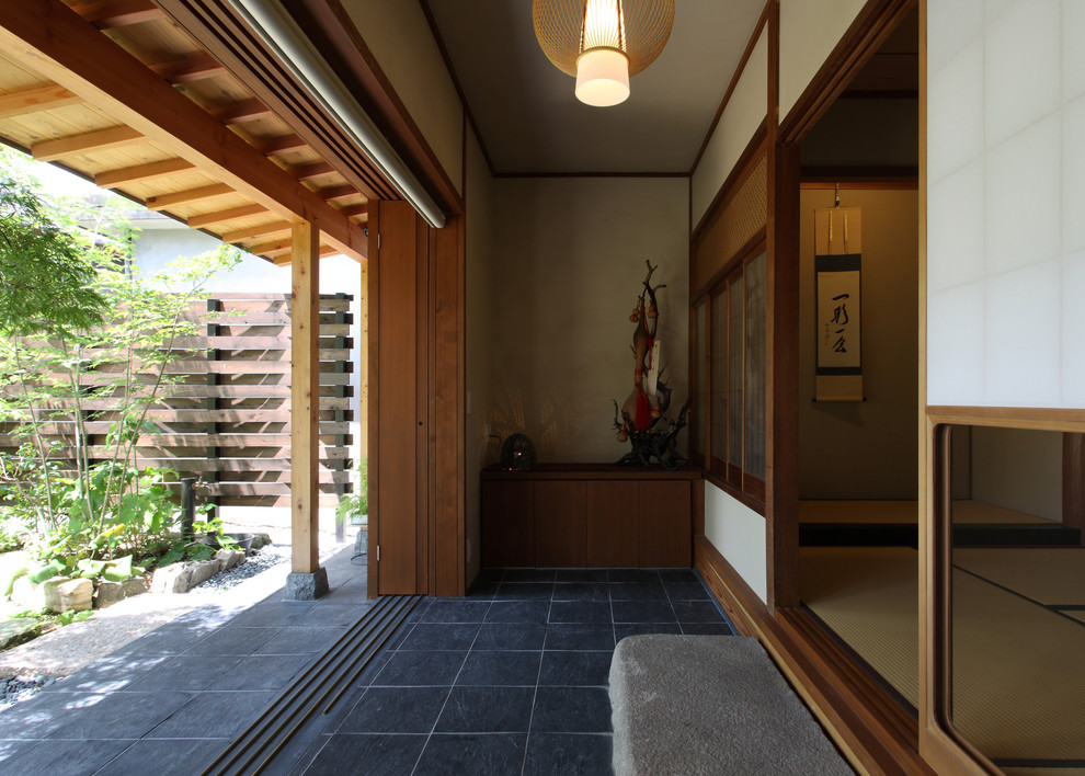 Idéer för att renovera ett mellanstort orientaliskt uterum, med tak och grått golv