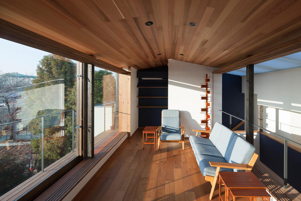 Immagine di una veranda etnica con pavimento in legno massello medio, soffitto classico e pavimento marrone