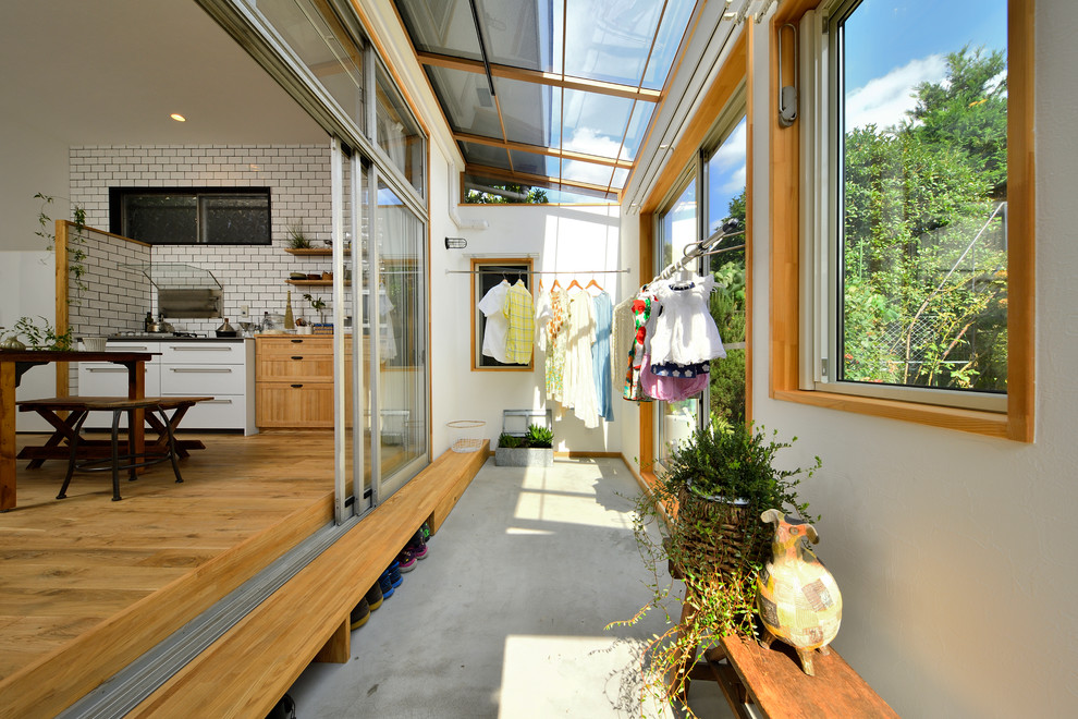 На фото: терраса в скандинавском стиле с бетонным полом, стеклянным потолком и серым полом