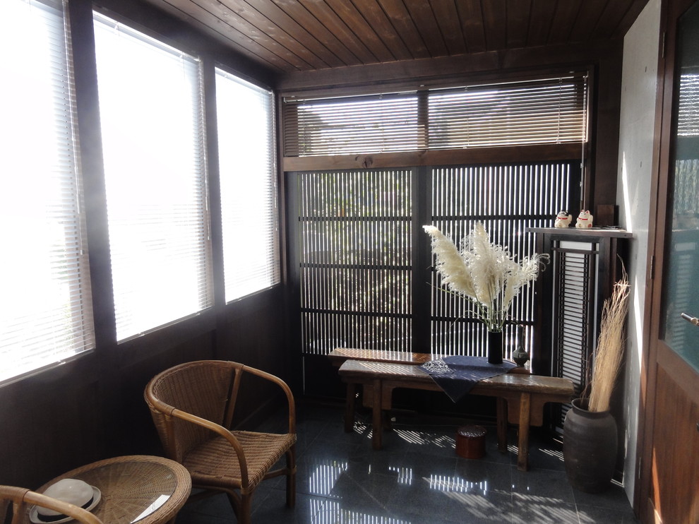 Design ideas for a world-inspired conservatory in Tokyo Suburbs.