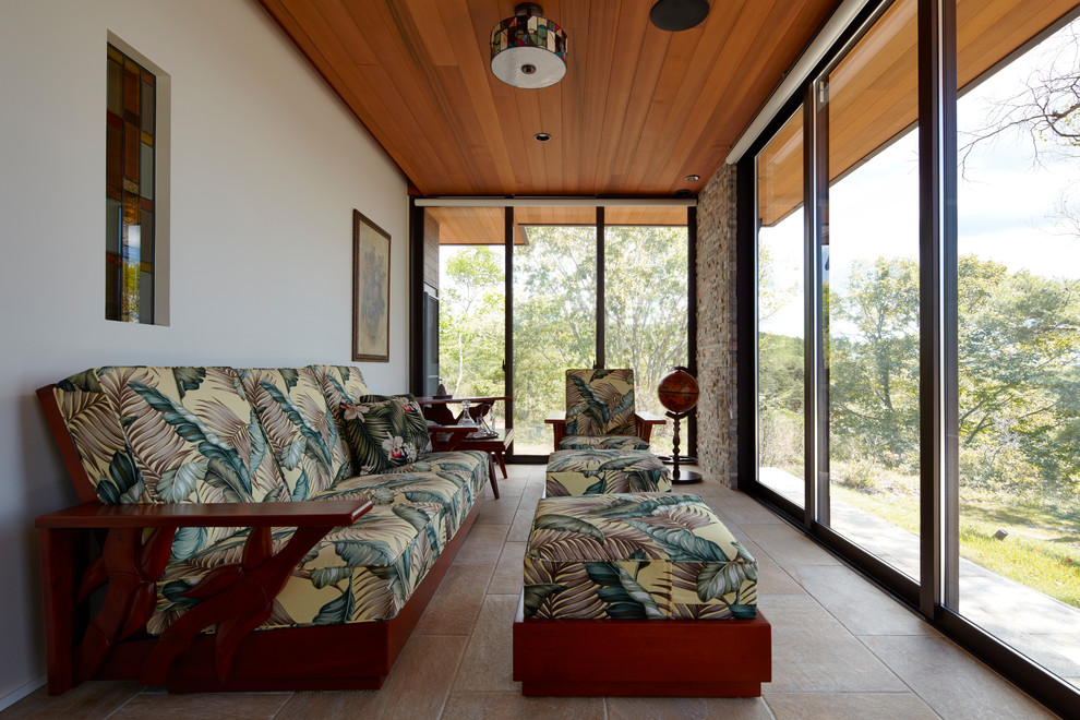 Esempio di una veranda etnica con soffitto classico e pavimento beige