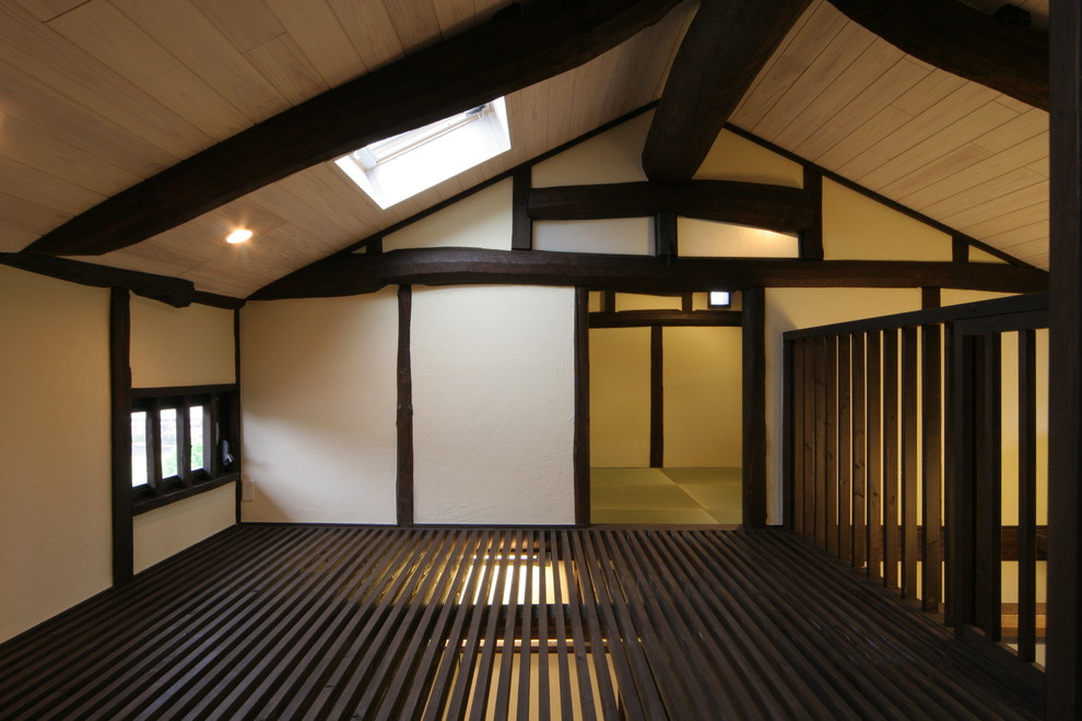 Ispirazione per una piccola veranda etnica con soffitto classico e pavimento nero