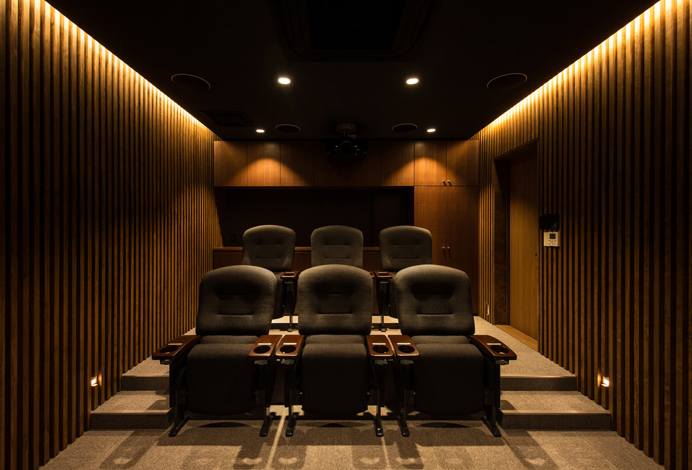 Idee per un grande home theatre moderno chiuso con pareti marroni, pavimento con piastrelle in ceramica, schermo di proiezione e pavimento grigio