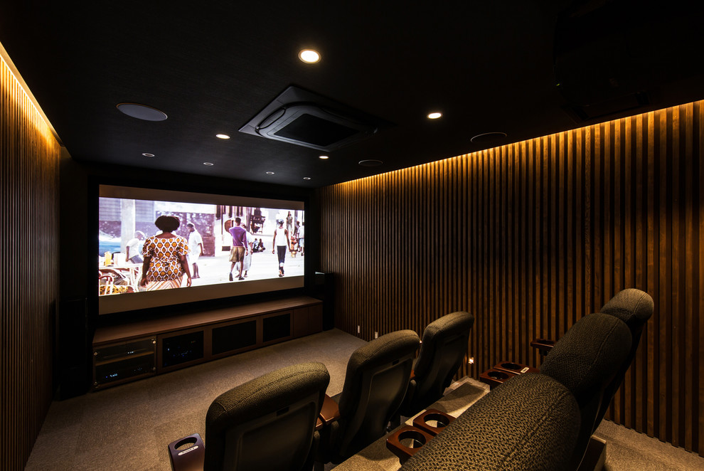 На фото: большой изолированный домашний кинотеатр в стиле модернизм с коричневыми стенами, полом из керамической плитки, проектором и серым полом
