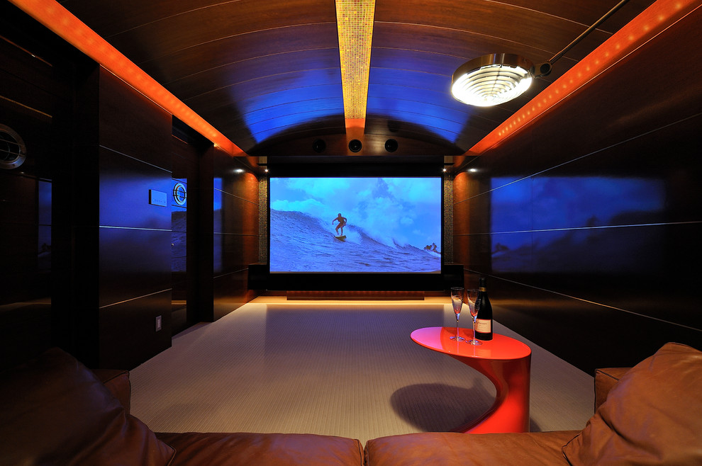 Ejemplo de cine en casa cerrado contemporáneo con paredes marrones y pantalla de proyección