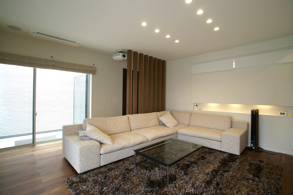 Home theater - modern home theater idea in Nagoya