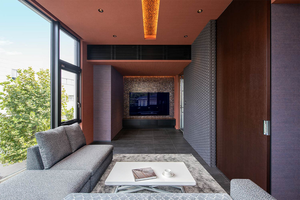 Inspiration för ett eklektiskt avskild hemmabio, med flerfärgade väggar, en väggmonterad TV och grått golv