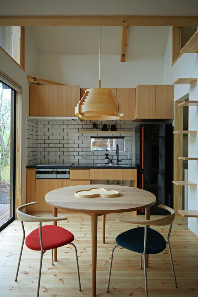 На фото: кухня-столовая в восточном стиле с белыми стенами, светлым паркетным полом и бежевым полом
