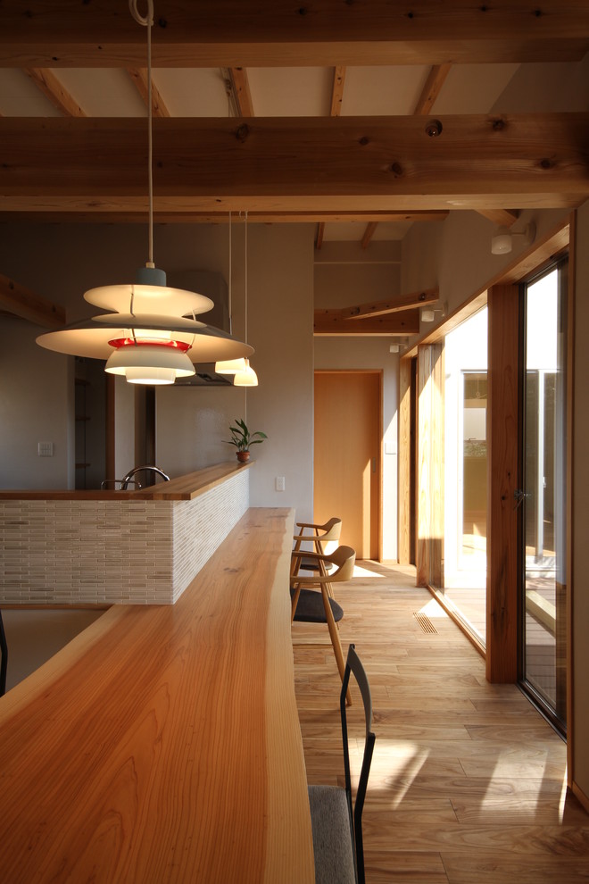 Idee per una sala da pranzo design con pareti bianche e pavimento in legno massello medio