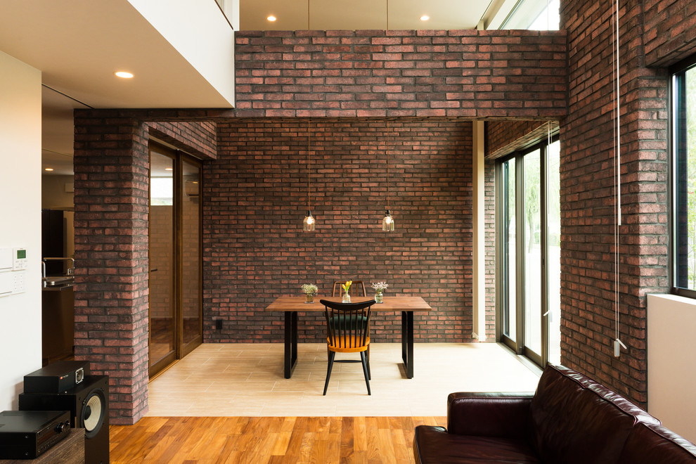 Inspiration för moderna matplatser, med bruna väggar, mellanmörkt trägolv och brunt golv