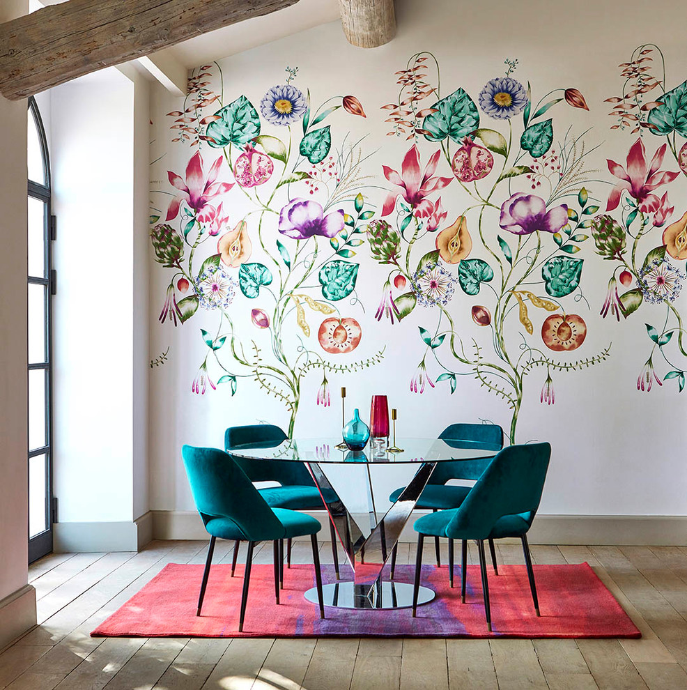 Idée de décoration pour une salle à manger bohème avec un mur multicolore, un sol en bois brun et un sol marron.