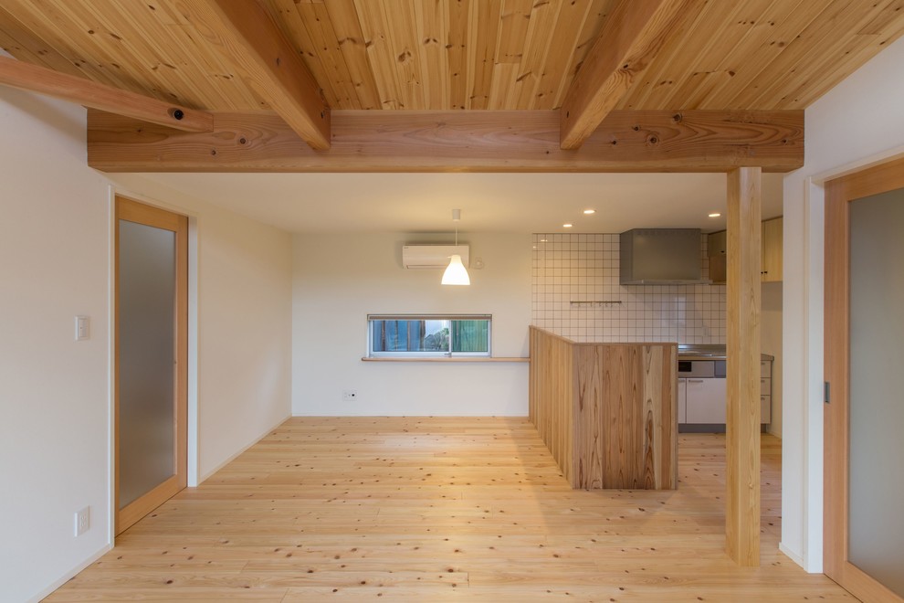 Offenes, Mittelgroßes Landhausstil Esszimmer ohne Kamin mit weißer Wandfarbe, hellem Holzboden und beigem Boden in Sonstige