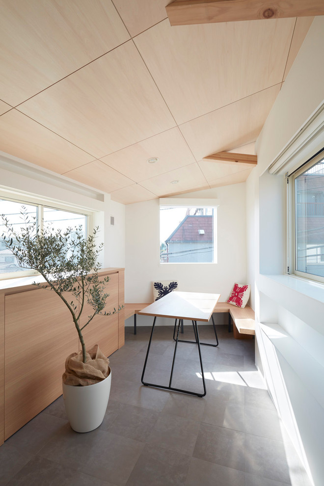 Modernes Esszimmer ohne Kamin mit weißer Wandfarbe und grauem Boden in Tokio