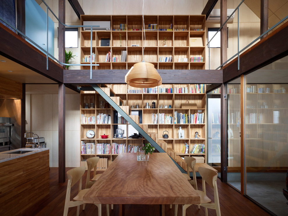 Ispirazione per una sala da pranzo aperta verso il soggiorno design con pareti beige, pavimento in legno massello medio e pavimento marrone
