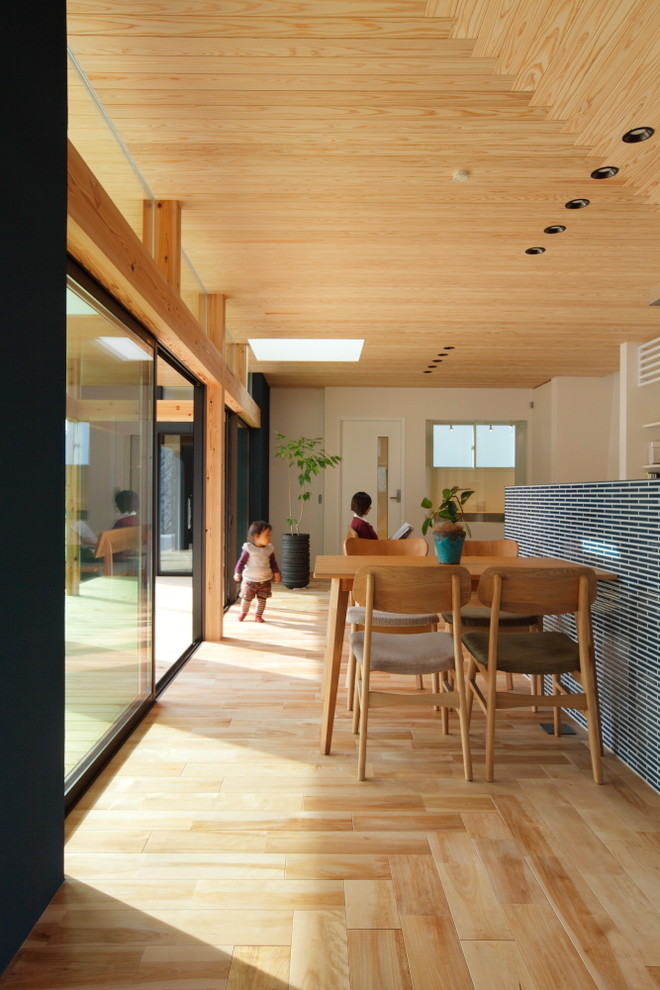 Ejemplo de comedor escandinavo de tamaño medio abierto con paredes blancas, suelo de madera clara y suelo beige