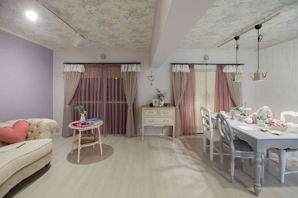 Idées déco pour une salle à manger ouverte sur le salon romantique avec un mur multicolore, parquet peint et un sol gris.