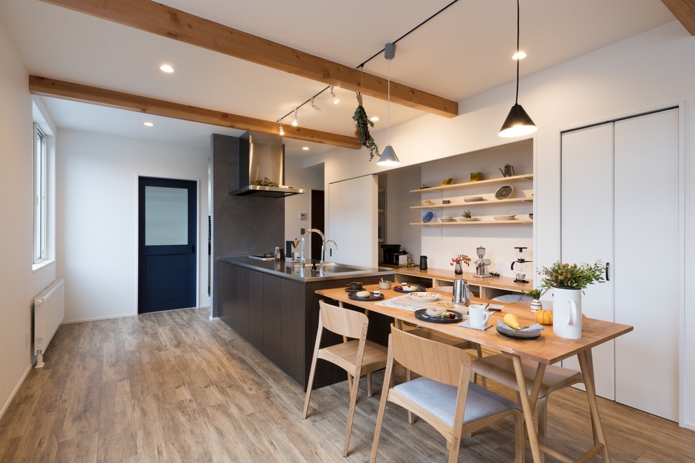 Idéer för en modern matplats med öppen planlösning, med vita väggar, målat trägolv och brunt golv