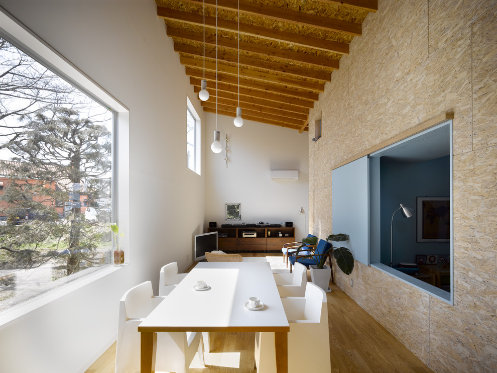 Offenes, Großes Modernes Esszimmer mit bunten Wänden, braunem Holzboden und braunem Boden in Sonstige