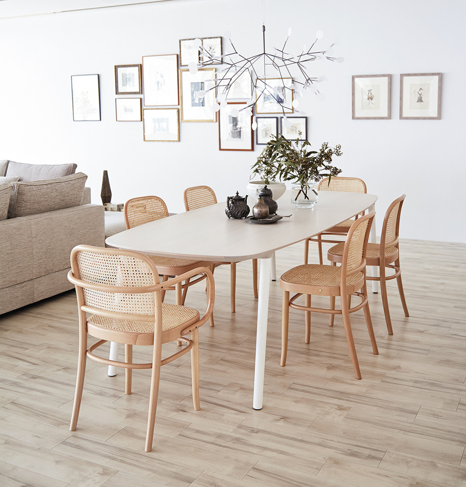 Idée de décoration pour une salle à manger ouverte sur le salon design avec un mur blanc et parquet clair.