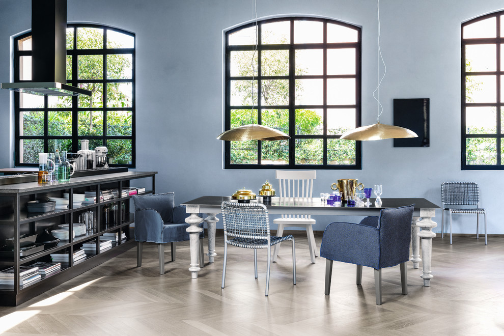 Источник вдохновения для домашнего уюта: столовая в стиле фьюжн с синими стенами и светлым паркетным полом