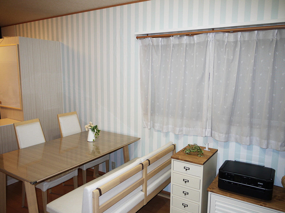 Foto di una sala da pranzo aperta verso il soggiorno scandinava di medie dimensioni con pareti blu e pavimento in compensato