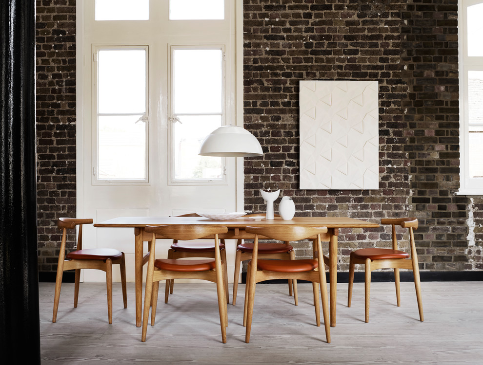 Esempio di una sala da pranzo minimalista con pareti marroni, pavimento grigio e pavimento in legno verniciato