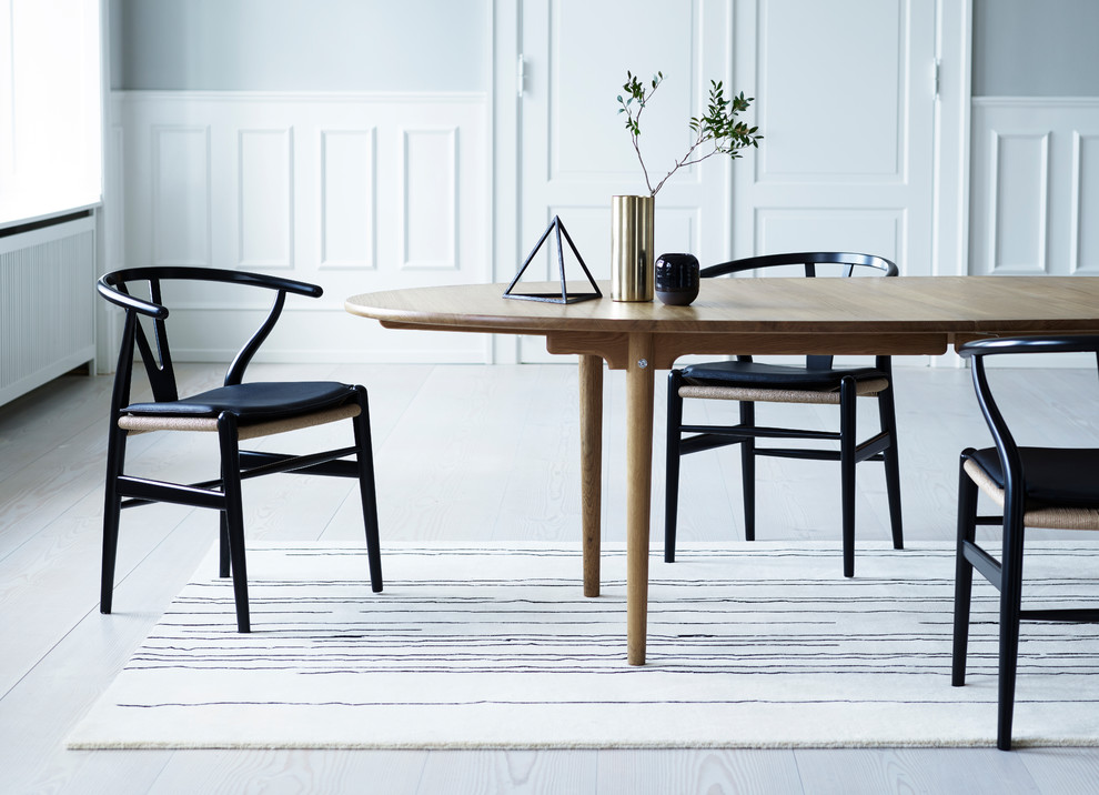Источник вдохновения для домашнего уюта: столовая в скандинавском стиле с белыми стенами, деревянным полом и бежевым полом